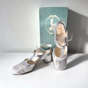 Vintage 60er Jahre Metallic Silber T-Strap Heels: Karree Sandalen EU 38 / US 7.5