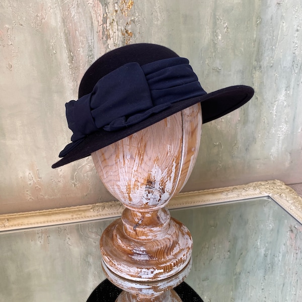 chapeau fedora vintage en feutre de laine pour femme en feutre de laine bleu foncé à bords larges, chapeau fedora d'église à couronne ronde, fabriqué en Italie, vêtements vintage