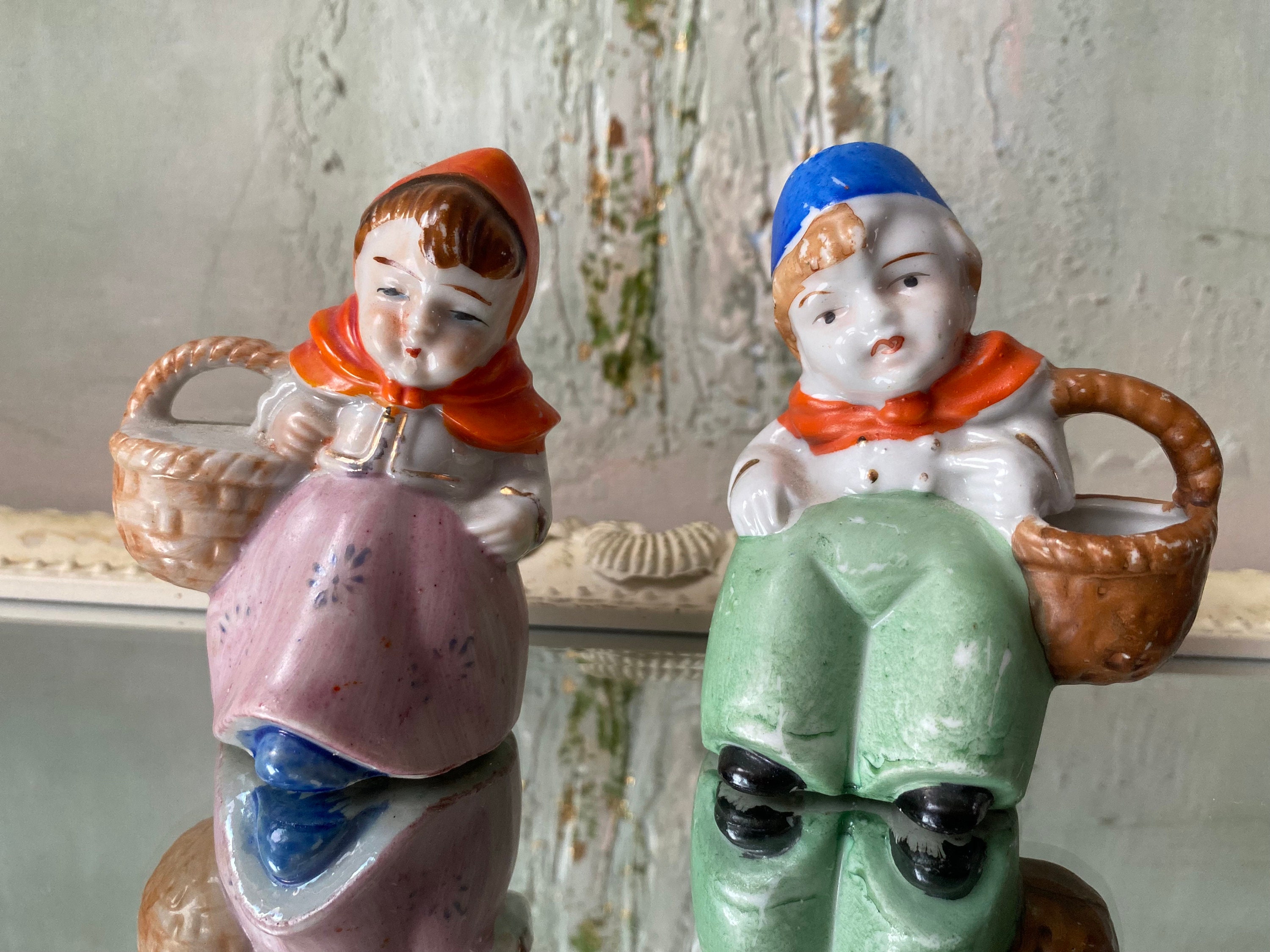 ヴィンテージオランダ磁器フィギュア：手描きの男の子と女の子のセット