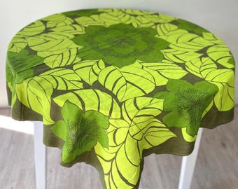 70s Flower Power Tablecloth: Vintage Cotton Cottage Decor