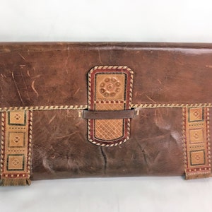 Bolso de mano vintage marrón de los años 60, estilo bohemio, estilo sobre de cuero con parte delantera repujada, hecho a mano, con bordes trenzados, bolso de mano de cuero genuino