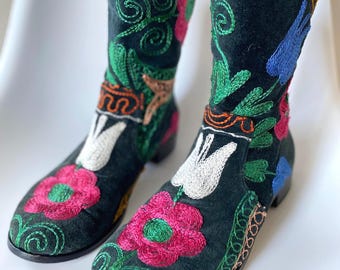 Botines bohemios de terciopelo bordados con estampado floral, cierre de cremallera trasera. Talla UK 5 / EU 38 / US 7.