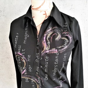 Vintage 90er Jahre Schwarz Gedruckt Polyester Bluse Fit Slim Button Up Bluse Langarm Shirt Größe Medium Vintage Kleidung Frauen