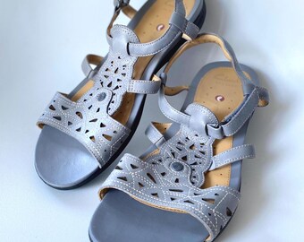 Sandales moches en cuir gris ajouré : Clarks, bleu, pointure femme US 8 / UK 5,5 / EU 39