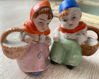 ヴィンテージオランダ磁器フィギュア：手描きの男の子と女の子のセット
