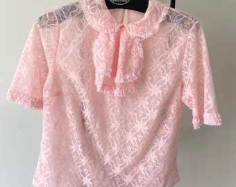 Vintage 70er Jahre Rosa Jabot Spitzenbluse: Schiere Boho Rüschen Top