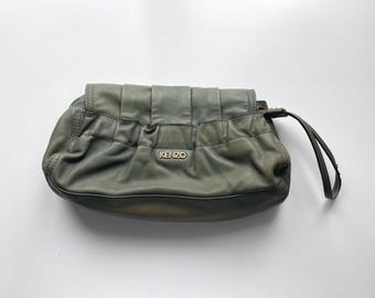 Może przedstawiać: Zielona skórzana torebka typu clutch z złotym logo KENZO.