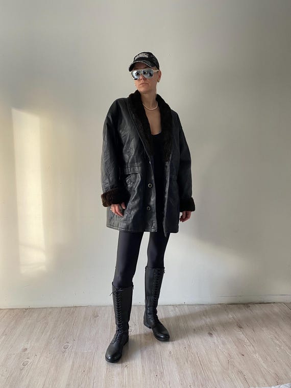 Cappotto vintage in finta pelle nera con pelliccia sintetica da