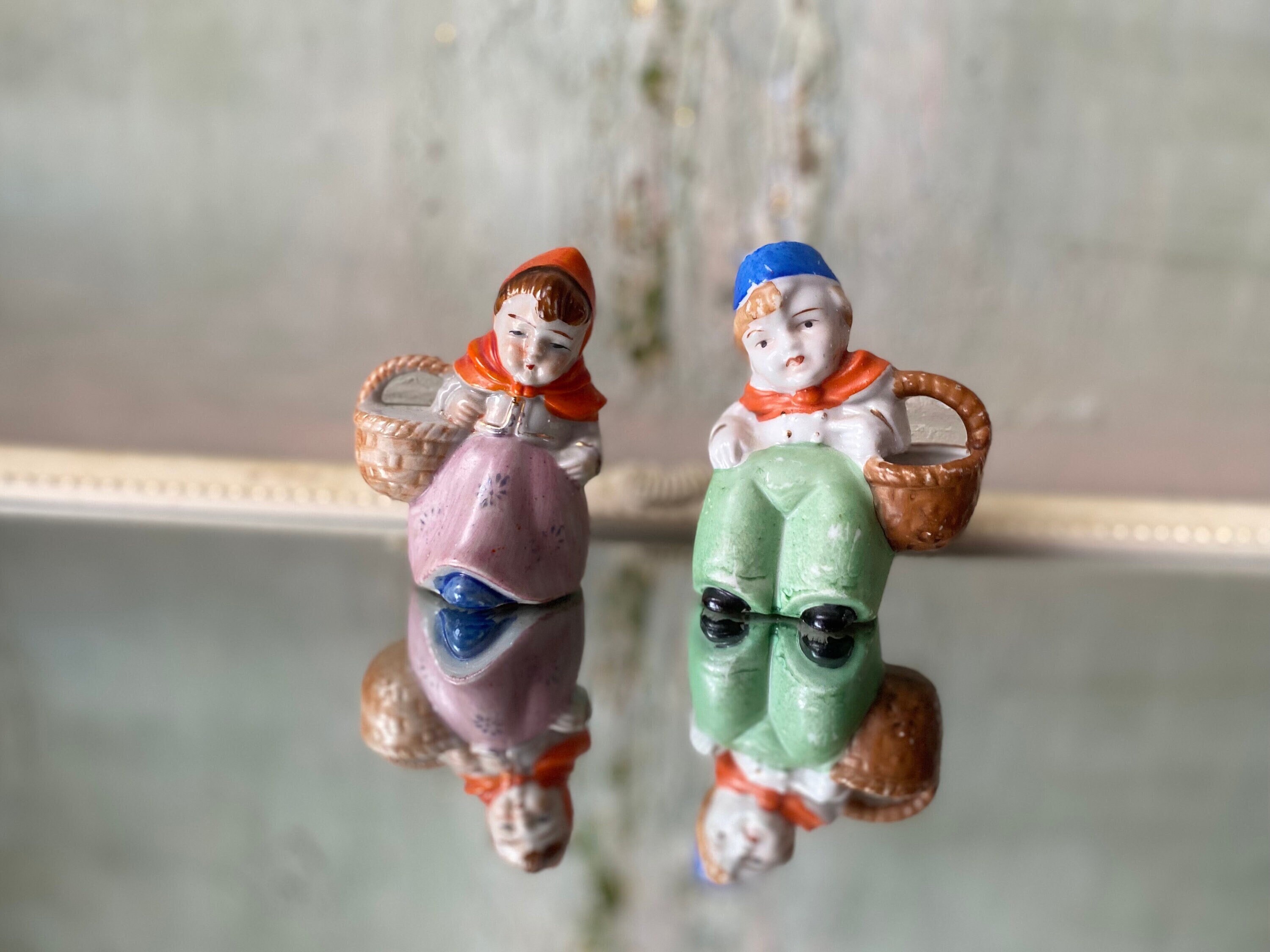 ヴィンテージオランダ磁器フィギュア：手描きの男の子と女の子のセット