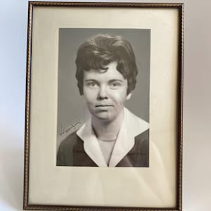 Vintage gerahmtes Porträt: Schwarzweißfoto, Tischplatte aus Messing