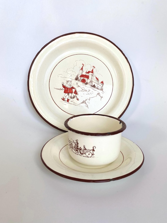 Vintage weißes Emaille Kinder-Set: Handbemalte florale Teller und Tassen-Trio