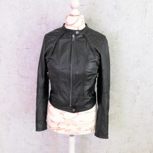 Vintage des années 90 veste motard en cuir noir femme en cuir noir matelassé épaule courte veste zippée BJacket taille petite vintage vêtements femme