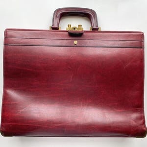 Maletín vintage de piel burdeos para hombre, bolso de médico de piel auténtica con cierre dorado.