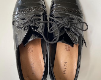 Zapatos de tacón estilo brogue vintage de charol negro / Talla EU 39 / US 8 / UK 6