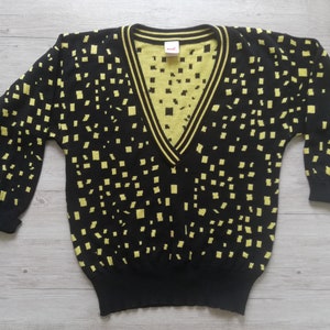Suéter vintage preto amarelo de malha com decote em V tamanho pequeno - médio esportivo de malha macia feito em W. Suéter alemão roupas vintage unissex
