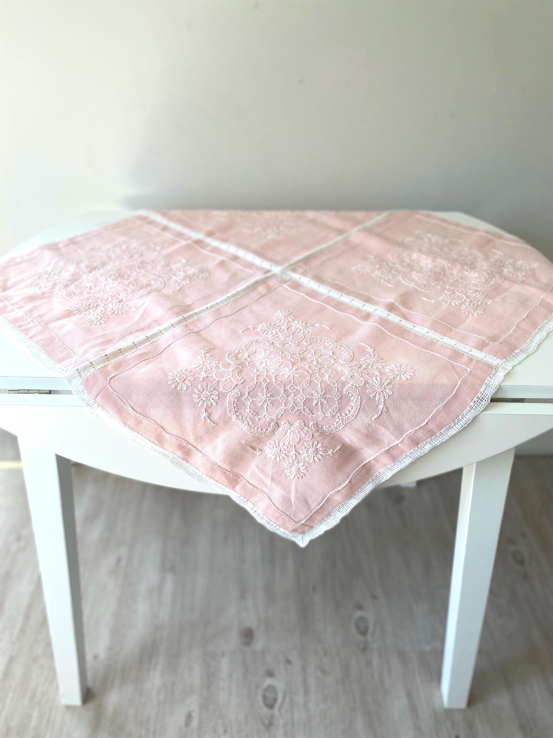 淡いピンクの花柄刺繍テーブルクロスハンドメイドビンテージ ヴィンテージ手刺繍リネンテーブルクロス：淡いピンクの花柄レース