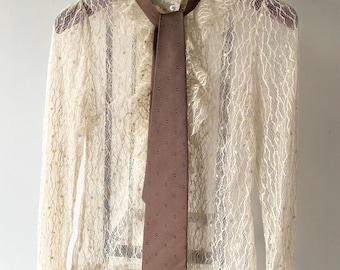 Blusa vintage de encaje color crema: detalle de volante, estilo bohemio chic, talla pequeña