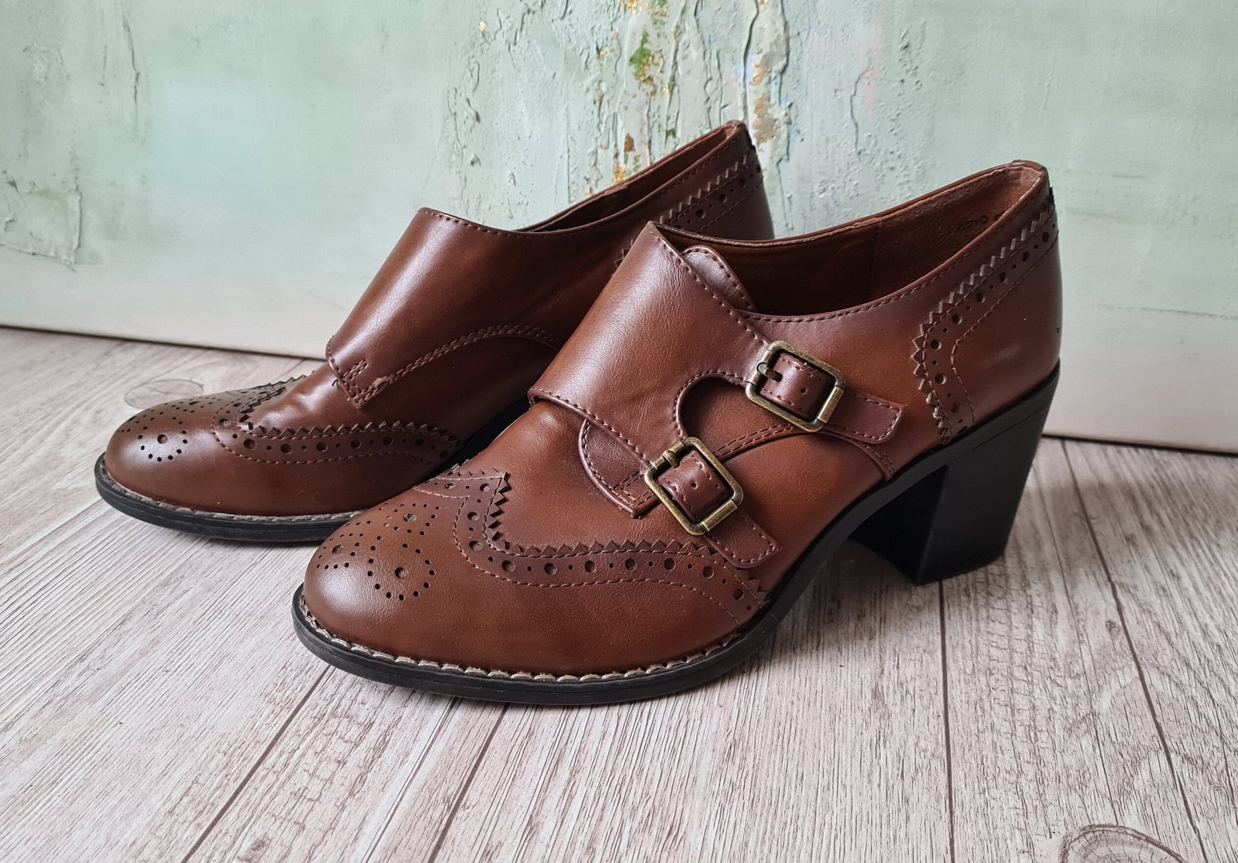Female wingtip shop shoes