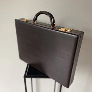 Maletín vintage de piel sintética marrón oscuro con cerradura en tono dorado. Regalo para él