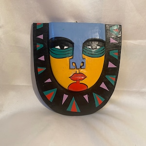 Masque vintage en bois sculpté à la main : décoration murale multicolore
