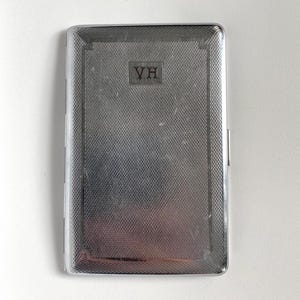 Estojo de cigarro antigo Art Déco, estojo plano de metal com monograma V.H., caixa cromada colecionável, estojo para cartão de visita gravado ou estojo para dinheiro