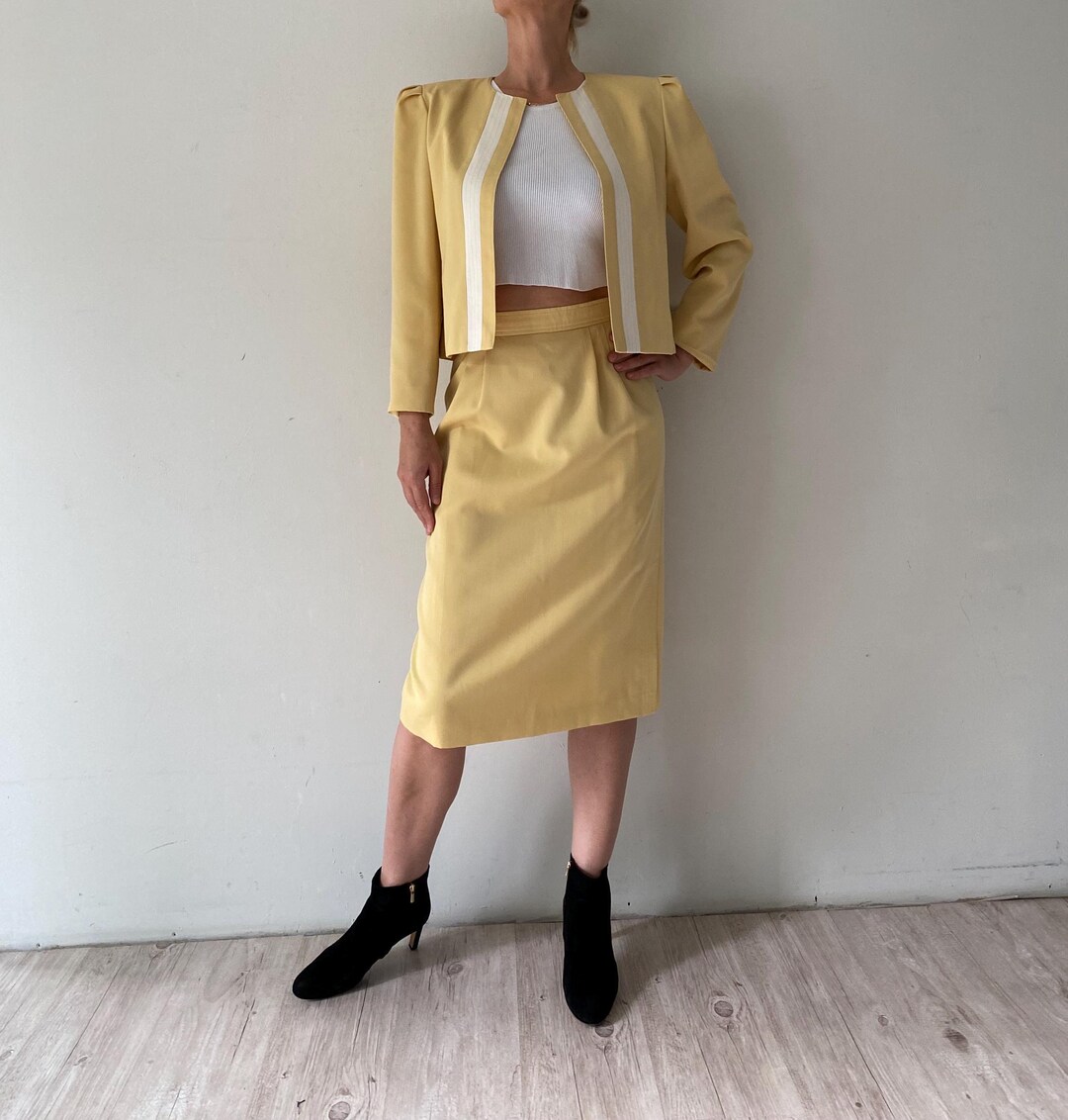 Vintage Louis Feraud-rokkostuum: botergele blazer, kokerrok (maat