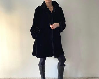 Abrigo vintage de piel sintética negra: moda italiana oversize de los años 80