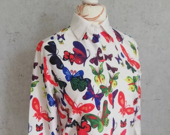 Camisa vintage de los años 70 con estampado de mariposas: blanca, de manga larga y botones