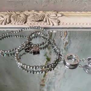 Colar de pérolas de água doce cinza com contas da SNÖ da Suécia Colar com design abstrato prateado e laranja