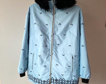 Chaqueta acolchada de invierno con bordado vintage de los años 70 y capucha de piel sintética