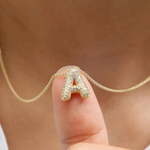 Collar con letras de oro personalizado: regalo de joyería personalizado para mamá, chapado en oro de 18 quilates, hecho en Canadá. Colgante con letras del alfabeto para ella.