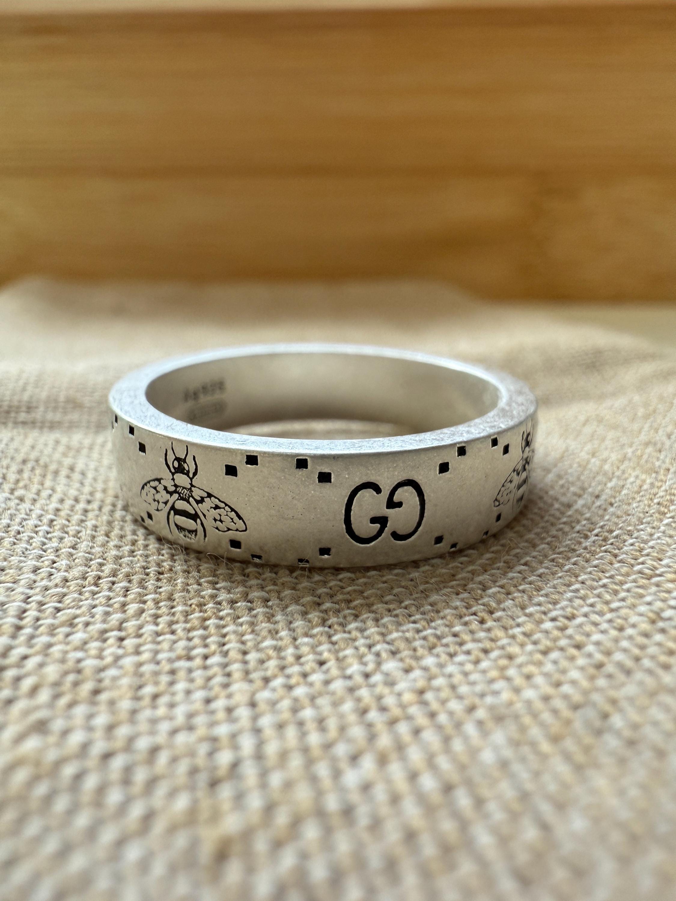 GUCCI 蝶型ブローチ　ほぼ新品　激安 Gucci GG Marmont Mother of Pearl Flower Ring YBC527394003017