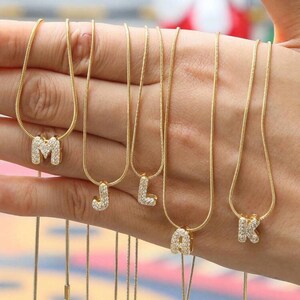 Collar con letras de oro personalizado – Regalo personalizado de joyería con cadena de serpiente redonda – Chapado en oro de 18 quilates – Hecho en Canadá – Colgante con letras del alfabeto para ella