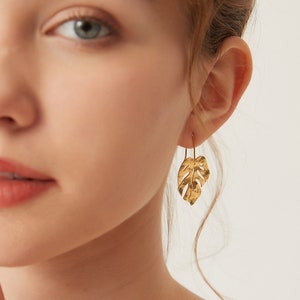 Dainty Gold Tropical Palm Dangle Earrings, Gold Brass Monstera Leaves Earrings, Charm Minimaliste hoops earrings, Gifts for her