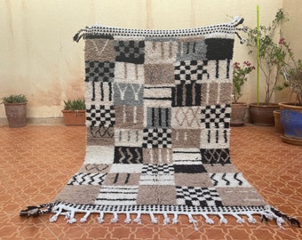 Moroccan Berber Wool Rug: Geometric Checkered Design (3.51 x 5.51 ft)