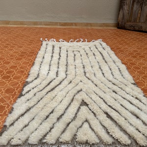 Handgefertigter Berber Teppich Minimalistischer Weißer Marokkanischer Teppich nach Maß, Großflächiger Zeitgenössischer Akzent für die Wohnkultur, Perfektes Einweihungsgeschenk Bild 4