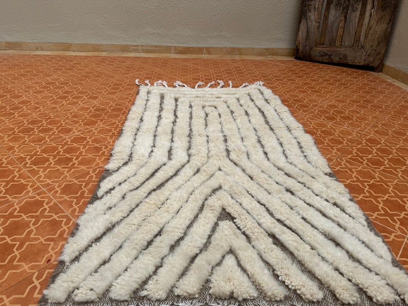 Handgefertigter Berber Teppich Minimalistischer Weißer Marokkanischer Teppich nach Maß, Großflächiger Zeitgenössischer Akzent für die Wohnkultur, Perfektes Einweihungsgeschenk Bild 4