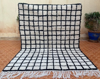 Alfombra marroquí de lana hecha a mano: diseño bereber de cuadrícula en blanco y negro