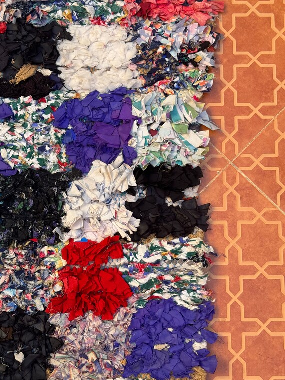 ヴィンテージ ブシュルーイットラグ：カラフルなチェック柄のモロッコ