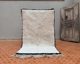 Handmade Wool Beni Ourain Rug – Ivory White, Black Border