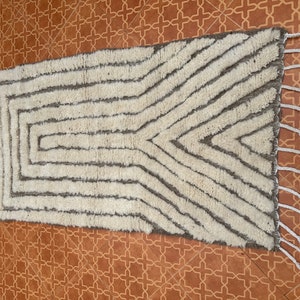 Handgefertigter Berber Teppich Minimalistischer Weißer Marokkanischer Teppich nach Maß, Großflächiger Zeitgenössischer Akzent für die Wohnkultur, Perfektes Einweihungsgeschenk Bild 7