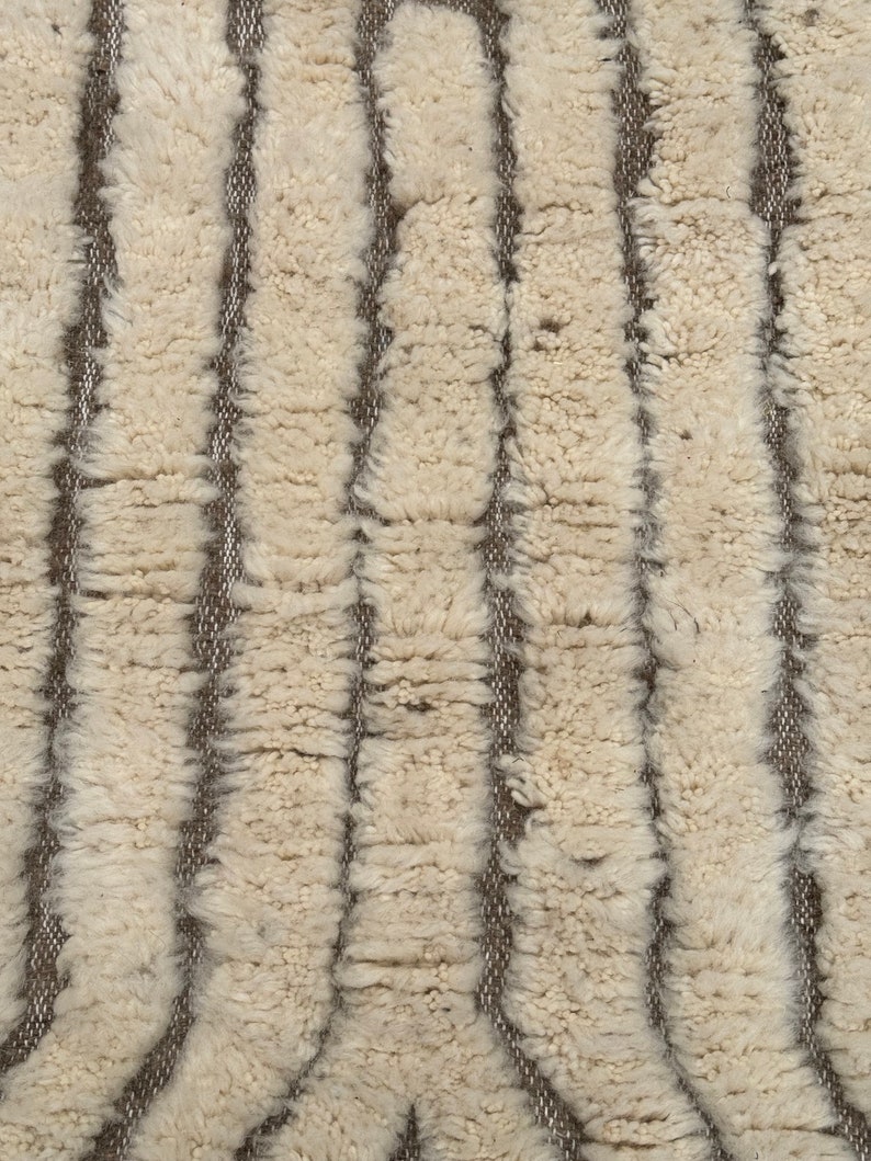 Handgefertigter Berber Teppich Minimalistischer Weißer Marokkanischer Teppich nach Maß, Großflächiger Zeitgenössischer Akzent für die Wohnkultur, Perfektes Einweihungsgeschenk Bild 8
