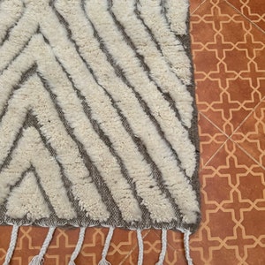 Handgefertigter Berber Teppich Minimalistischer Weißer Marokkanischer Teppich nach Maß, Großflächiger Zeitgenössischer Akzent für die Wohnkultur, Perfektes Einweihungsgeschenk Bild 6