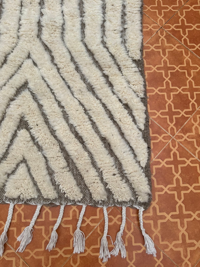 Handgefertigter Berber Teppich Minimalistischer Weißer Marokkanischer Teppich nach Maß, Großflächiger Zeitgenössischer Akzent für die Wohnkultur, Perfektes Einweihungsgeschenk Bild 6