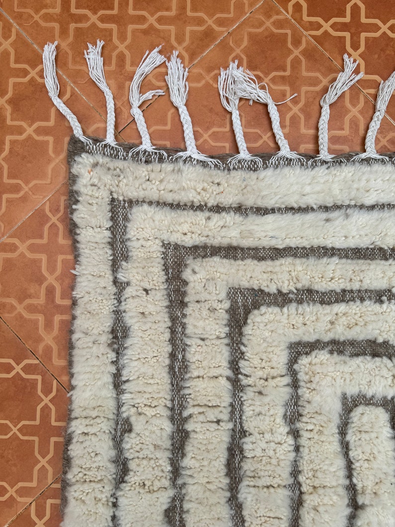 Handgefertigter Berber Teppich Minimalistischer Weißer Marokkanischer Teppich nach Maß, Großflächiger Zeitgenössischer Akzent für die Wohnkultur, Perfektes Einweihungsgeschenk Bild 10