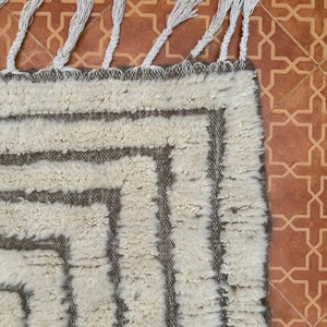 Handgefertigter Berber Teppich Minimalistischer Weißer Marokkanischer Teppich nach Maß, Großflächiger Zeitgenössischer Akzent für die Wohnkultur, Perfektes Einweihungsgeschenk Bild 9