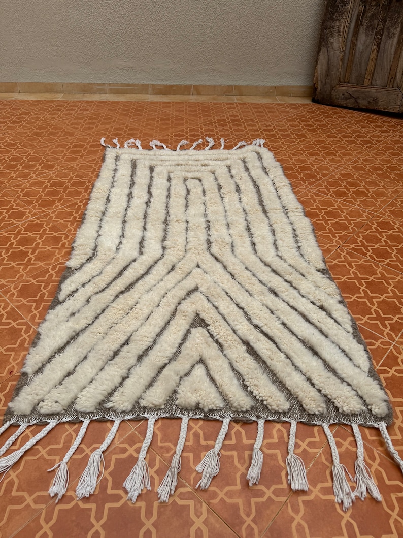 Handgefertigter Berber Teppich Minimalistischer Weißer Marokkanischer Teppich nach Maß, Großflächiger Zeitgenössischer Akzent für die Wohnkultur, Perfektes Einweihungsgeschenk Bild 3