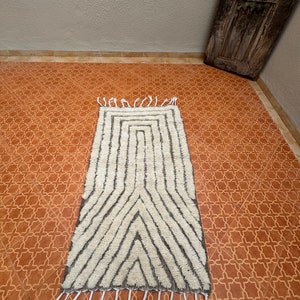 Handgefertigter Berber Teppich Minimalistischer Weißer Marokkanischer Teppich nach Maß, Großflächiger Zeitgenössischer Akzent für die Wohnkultur, Perfektes Einweihungsgeschenk Bild 2