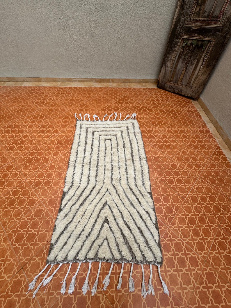 Handgefertigter Berber Teppich Minimalistischer Weißer Marokkanischer Teppich nach Maß, Großflächiger Zeitgenössischer Akzent für die Wohnkultur, Perfektes Einweihungsgeschenk Bild 2