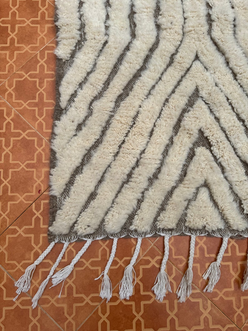 Handgefertigter Berber Teppich Minimalistischer Weißer Marokkanischer Teppich nach Maß, Großflächiger Zeitgenössischer Akzent für die Wohnkultur, Perfektes Einweihungsgeschenk Bild 5